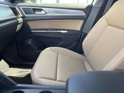 Used 2020 Volkswagen Atlas Cross Sport SE w/ Panoramic Sunroof Package FWD image 24