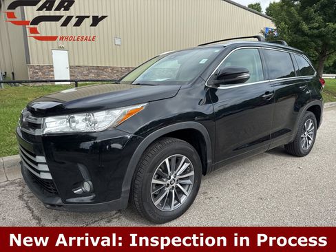 Used 2017 Toyota Highlander XLE FWD image 1