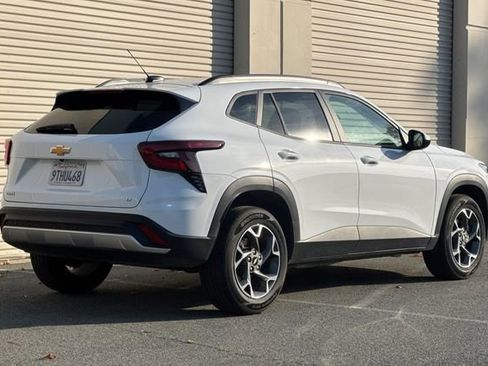 Used 2025 Chevrolet Trax LT w/ LT Convenience Package image 4