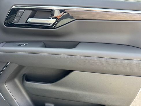 New 2026 Chevrolet Suburban Premier AWD/4WD image 9