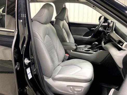 Used 2022 Toyota Highlander XLE AWD/4WD image 7