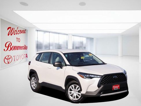 Used 2024 Toyota Corolla Cross L AWD/4WD image 2