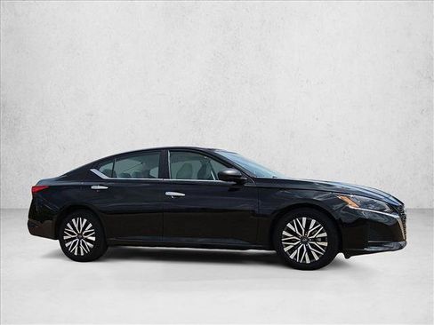 Used 2025 Nissan Altima 2.5 SV FWD image 4