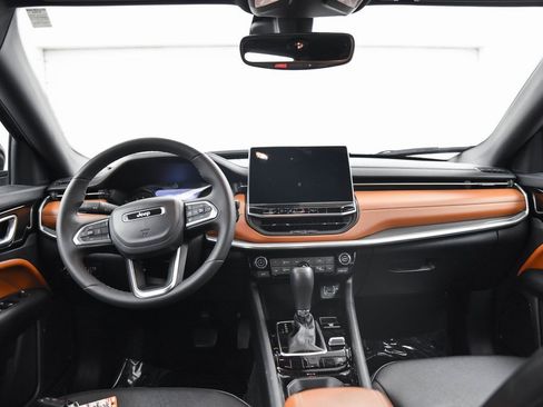 Used 2024 Jeep Compass Limited image 23