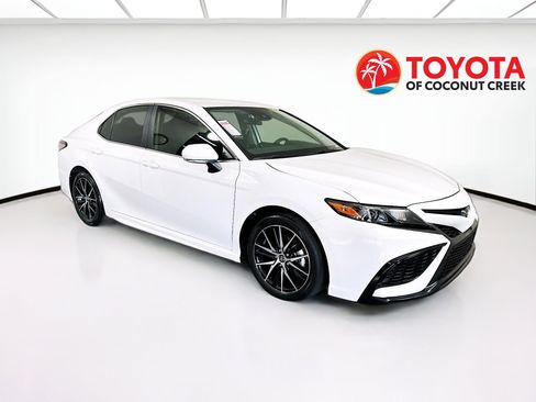 Used 2024 Toyota Camry SE image 1