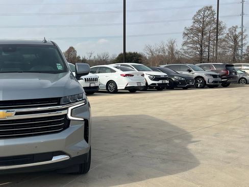 Used 2024 Chevrolet Suburban LT image 3