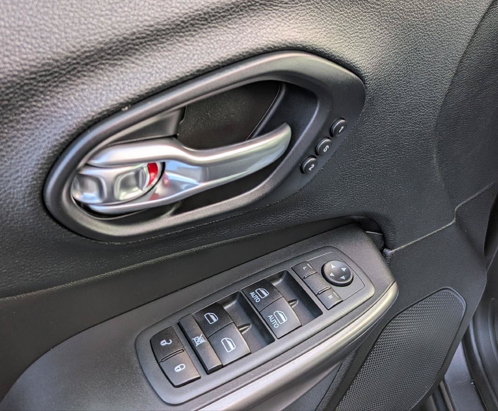 Used 2020 Jeep Cherokee Limited FWD image 14