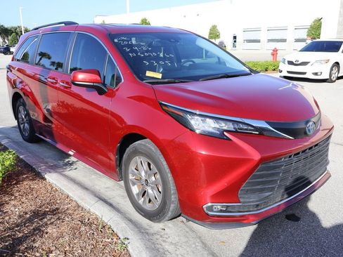 Used 2022 Toyota Sienna XLE image 6