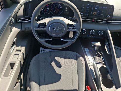 Used 2021 Hyundai Elantra SE FWD image 11