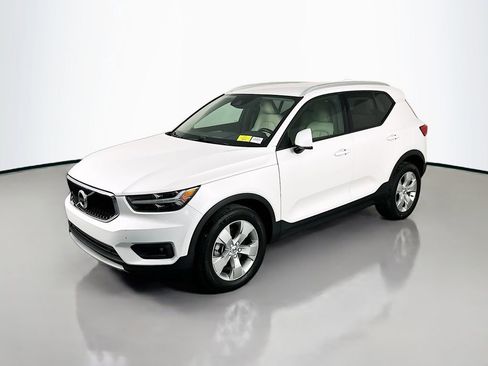 Used 2021 Volvo XC40 T4 Momentum FWD image 3