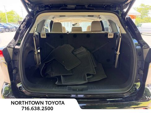 Used 2022 Toyota Highlander XLE AWD/4WD image 15