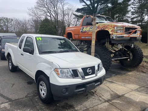 Used 2019 Nissan Frontier S RWD image 2