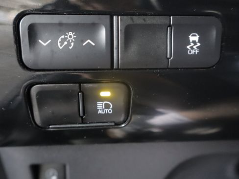 Used 2020 Toyota Prius Prime XLE FWD image 19