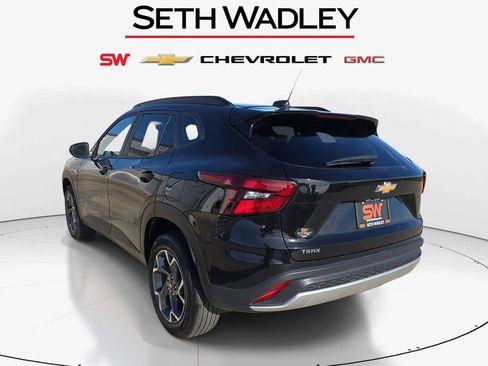 Used 2025 Chevrolet Trax LT w/ LT Convenience Package FWD image 5