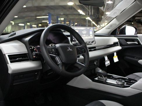 New 2025 Mitsubishi Outlander SE image 5