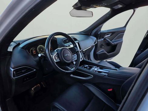 Used 2018 Jaguar F-PACE R-Sport image 31