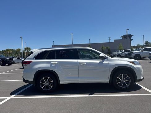 Used 2018 Toyota Highlander XLE image 2