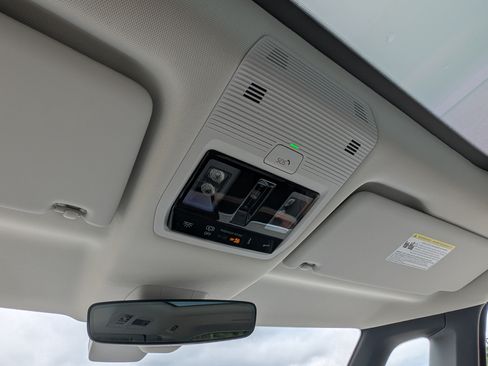 Used 2025 Volkswagen ID. Buzz 1st Edition RWD image 31