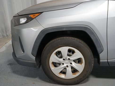 Used 2020 Toyota RAV4 LE FWD image 5