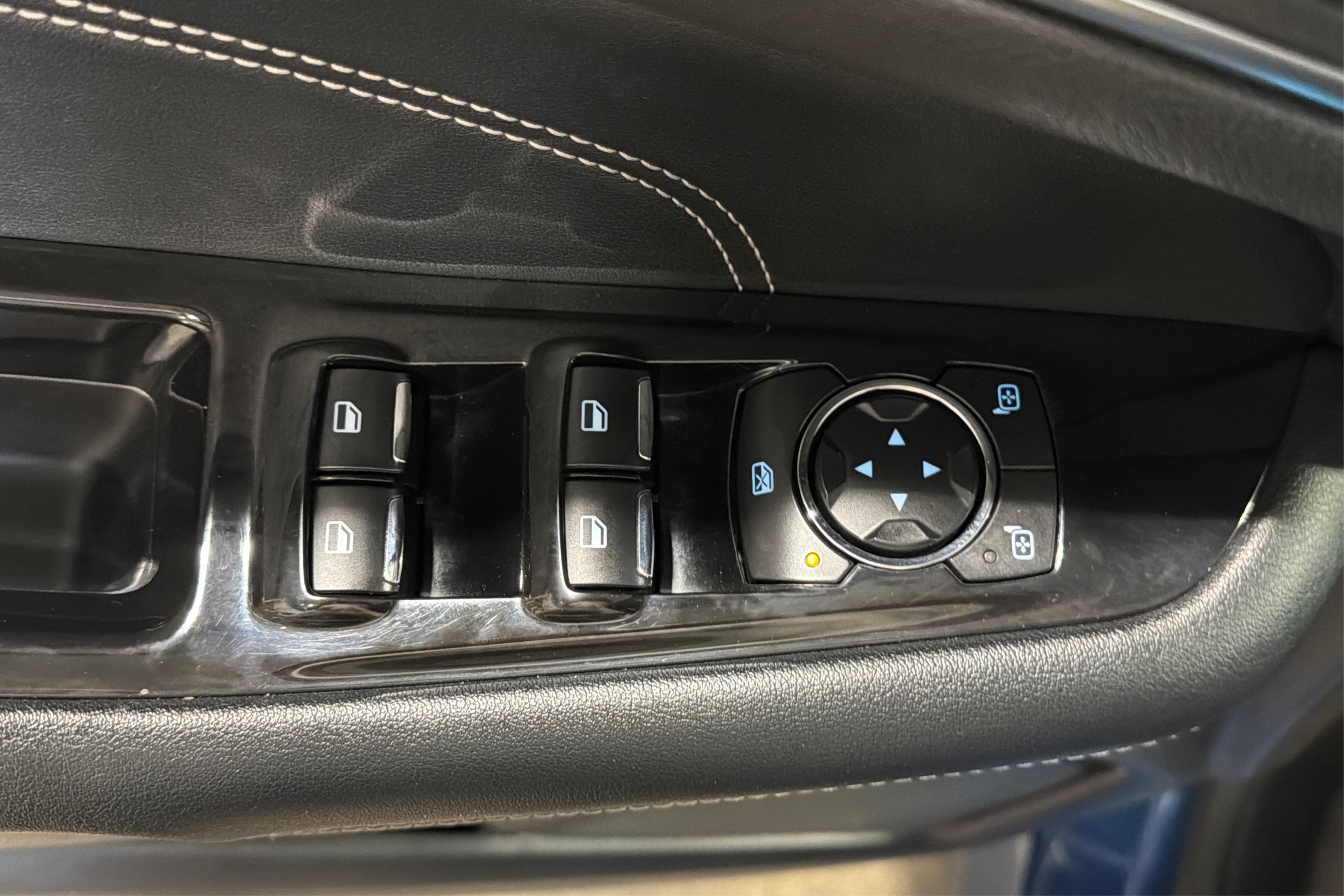 Used 2020 Ford Edge Titanium AWD/4WD image 16