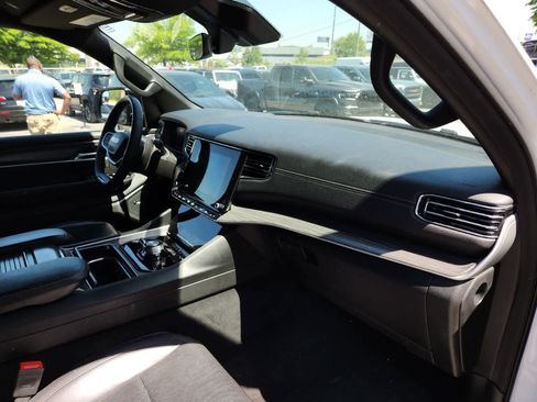 Used 2023 Jeep Wagoneer L Series II AWD/4WD image 17