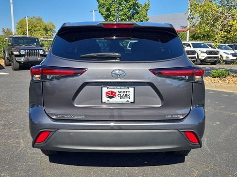 Used 2024 Toyota Highlander LE image 4