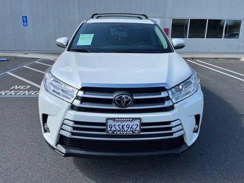Used 2019 Toyota Highlander XLE w/ Carpet Mat Package (TMS) FWD image 2