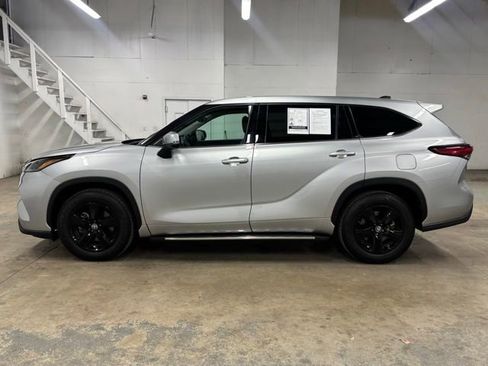 Used 2022 Toyota Highlander L FWD image 4