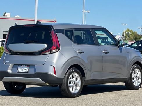 Used 2023 Kia Soul LX w/ LX Technology Package FWD image 2