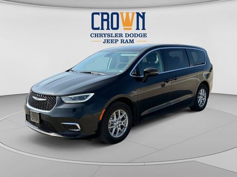 Used 2024 Chrysler Pacifica Touring-L FWD image 7