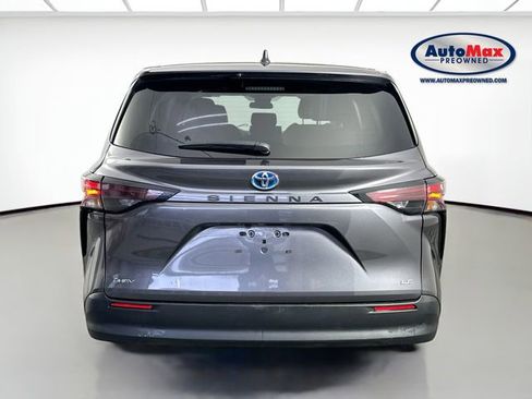 Used 2025 Toyota Sienna LE image 7