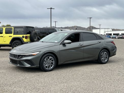 Used 2024 Hyundai Elantra SEL image 2