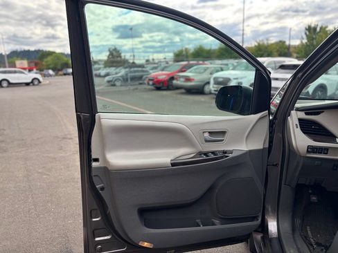 Used 2017 Toyota Sienna XLE w/ XLE Navigation Package AWD/4WD image 22