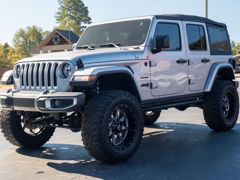 Used 2018 Jeep Wrangler Unlimited Sahara image 3