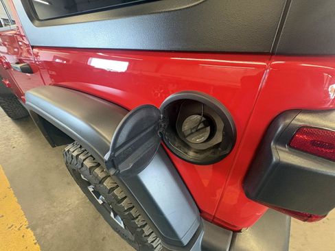 Used 2025 Jeep Wrangler Unlimited Rubicon w/ Convenience Group AWD/4WD image 3