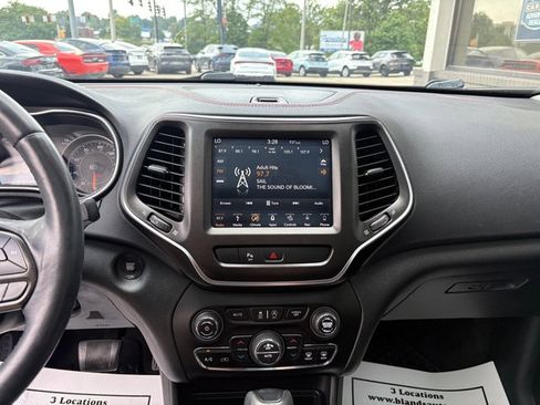 Used 2019 Jeep Cherokee Trailhawk w/ Comfort/Convenience Group AWD/4WD image 27