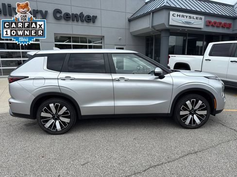 Used 2025 Mitsubishi Outlander SE AWD/4WD image 3