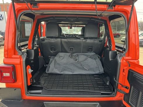 Used 2018 Jeep Wrangler Unlimited Sahara w/ Safety Group image 9