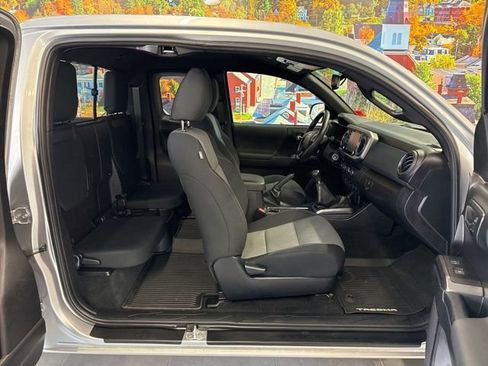 Used 2020 Toyota Tacoma TRD Sport image 41