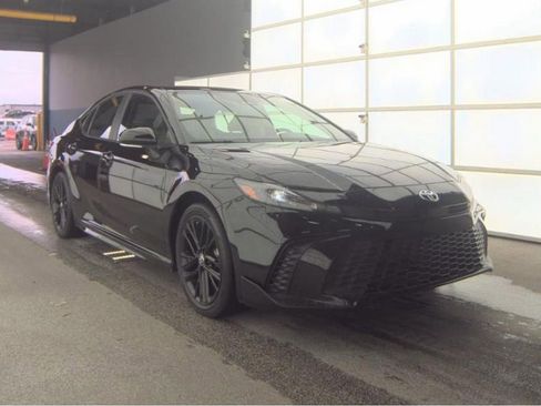 Used 2025 Toyota Camry SE image 4