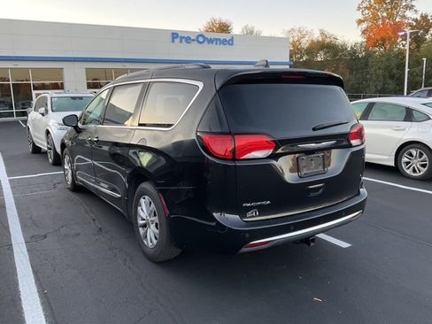Used 2017 Chrysler Pacifica Touring-L image 8