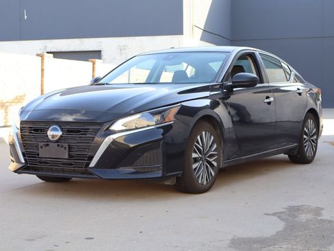Used 2024 Nissan Altima 2.5 SV FWD image 2