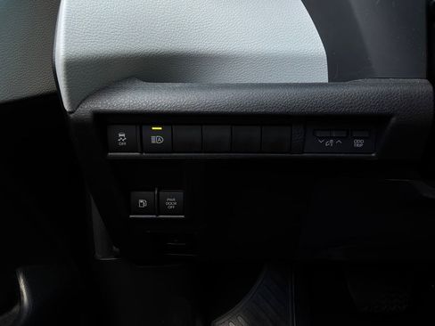 Used 2025 Toyota Sienna XLE FWD image 28