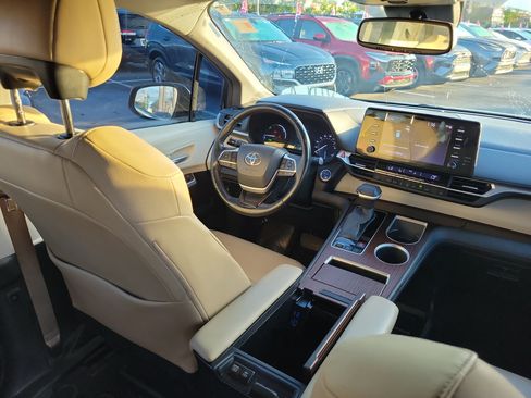 Used 2022 Toyota Sienna XLE image 14