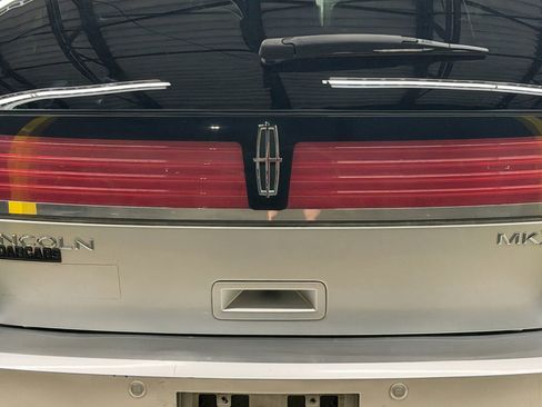Used 2010 Lincoln MKX 2WD image 11