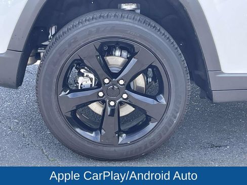 Used 2023 Jeep Grand Cherokee Altitude AWD/4WD image 13