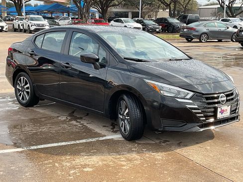 Used 2025 Nissan Versa SV image 4