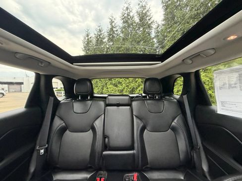 Used 2022 Jeep Cherokee Limited AWD/4WD image 3