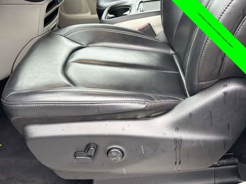 Used 2023 Chrysler Pacifica Touring-L image 5