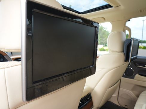 Used 2016 Lexus LX 570 4WD w/ Luxury Package image 28
